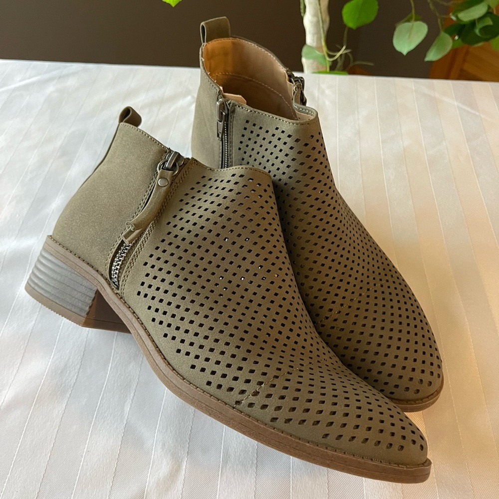 Woman’s sz- 9 Olive green Suede shoe boot